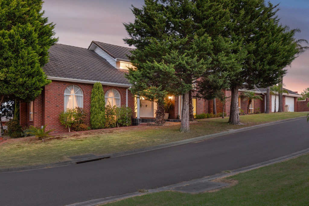 21 Singleton Drive, Endeavour Hills, VIC 3802, Endeavour Hills - Thumbnail 2
