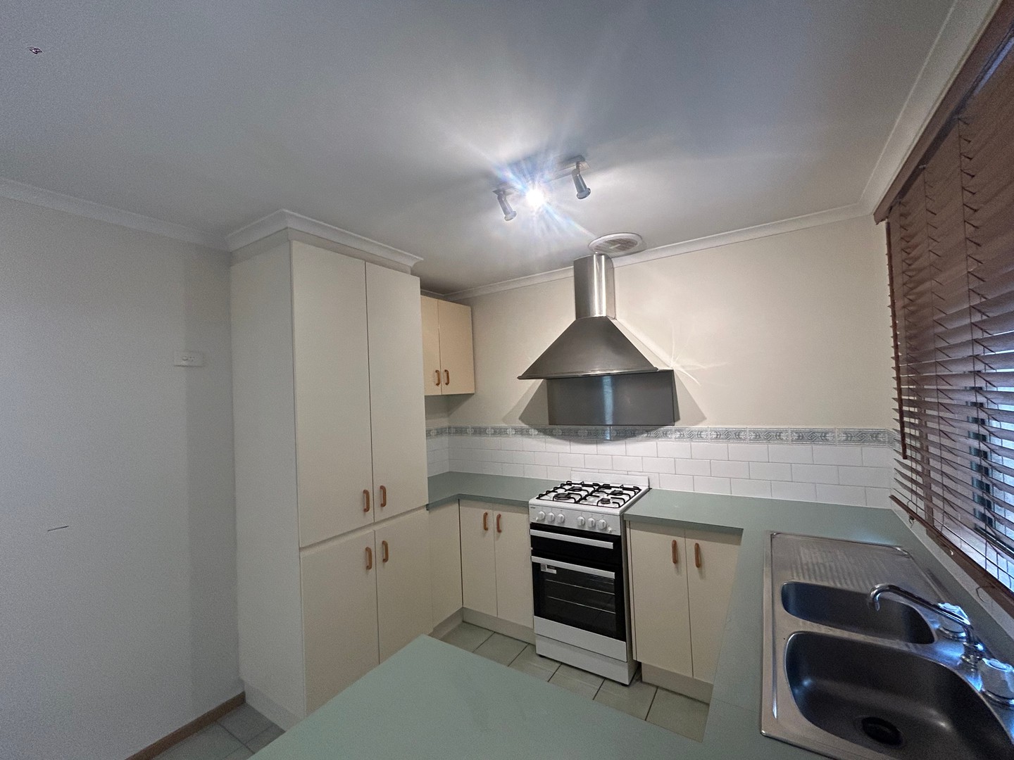 21 Victoria Road, Bayswater, VIC 3153 - Thumbnail 2 - 08/04/2026