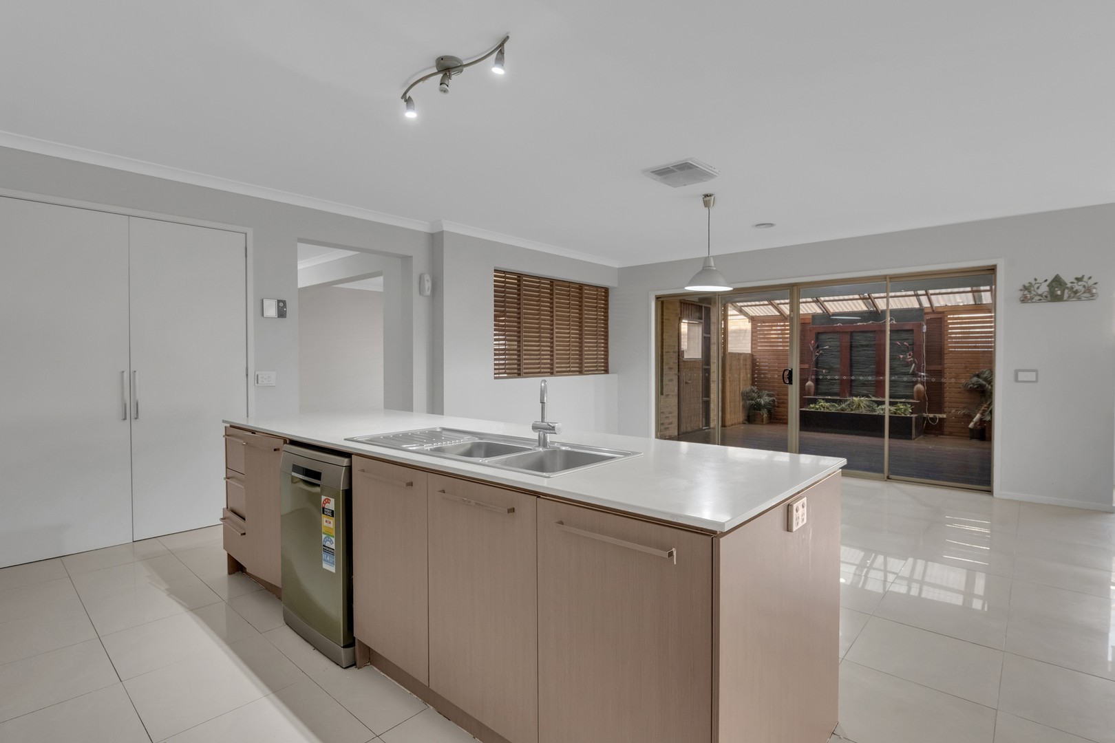 22 Gippsland Way, Craigieburn, VIC 3064, Craigieburn - Thumbnail 5