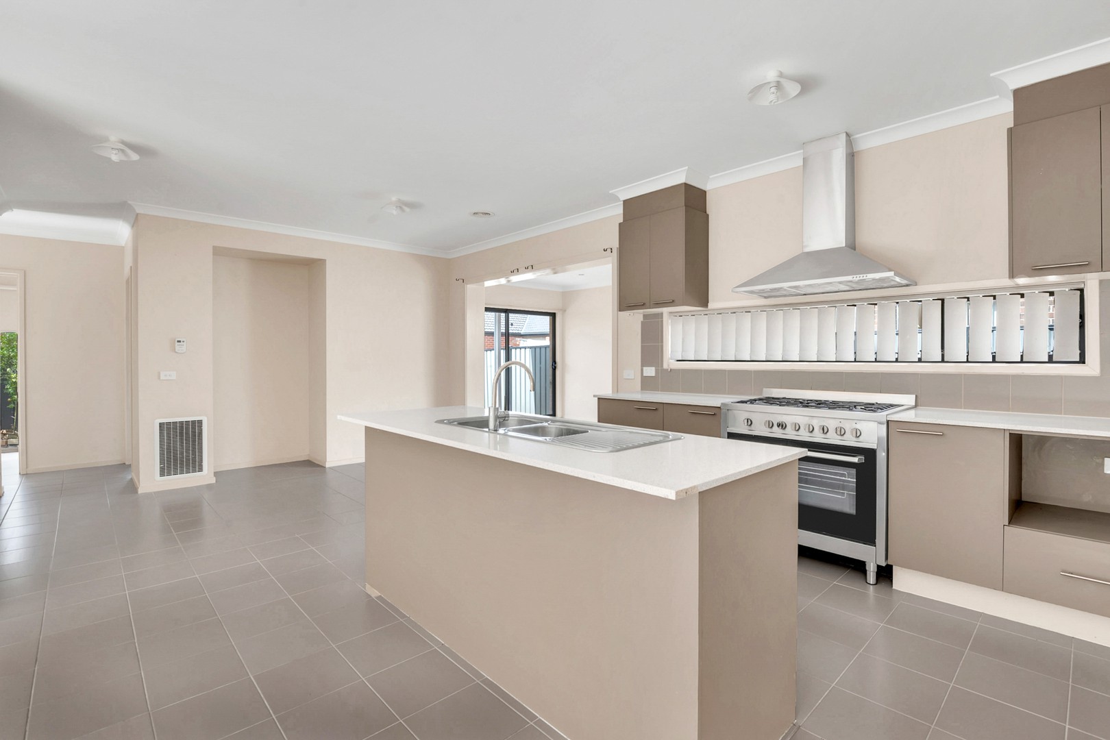 23 Holman Avenue, Craigieburn, VIC 3064, Craigieburn - Thumbnail 3