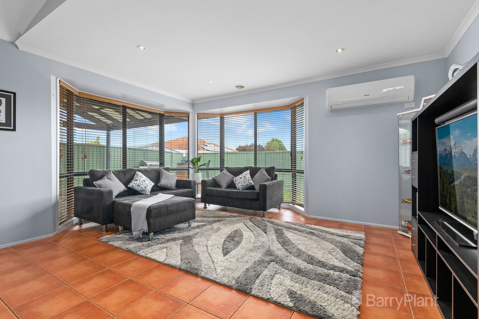 24 Foxwood DriveCranbourne East, VIC 3977, Cranbourne East - Thumbnail 3