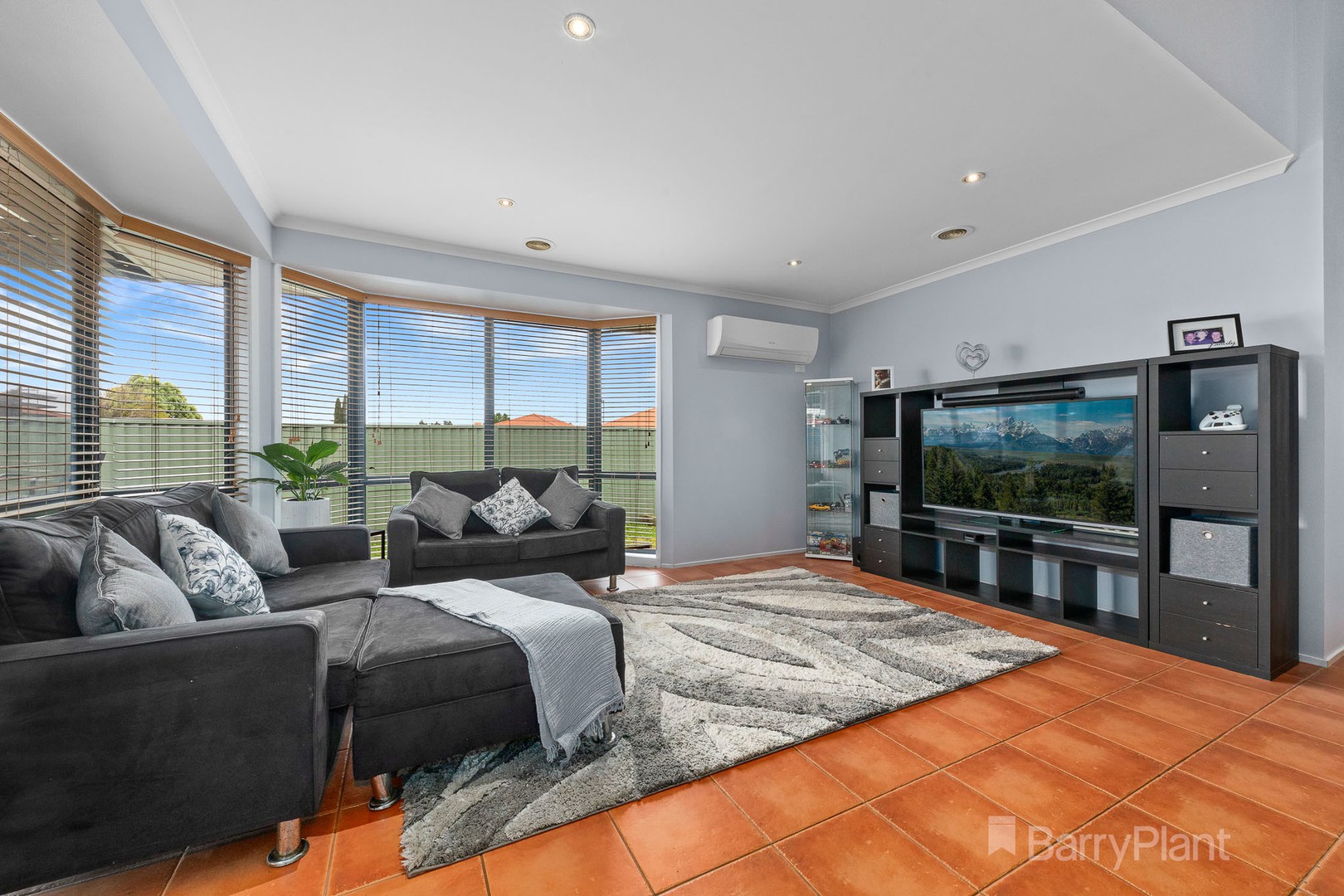 24 Foxwood DriveCranbourne East, VIC 3977, Cranbourne East - Thumbnail 4