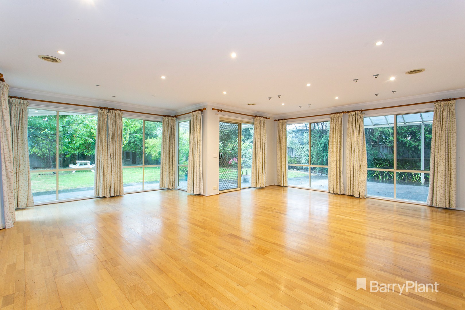 24 Hillgrove Crescent, Berwick, VIC 3806, Berwick - Thumbnail 3
