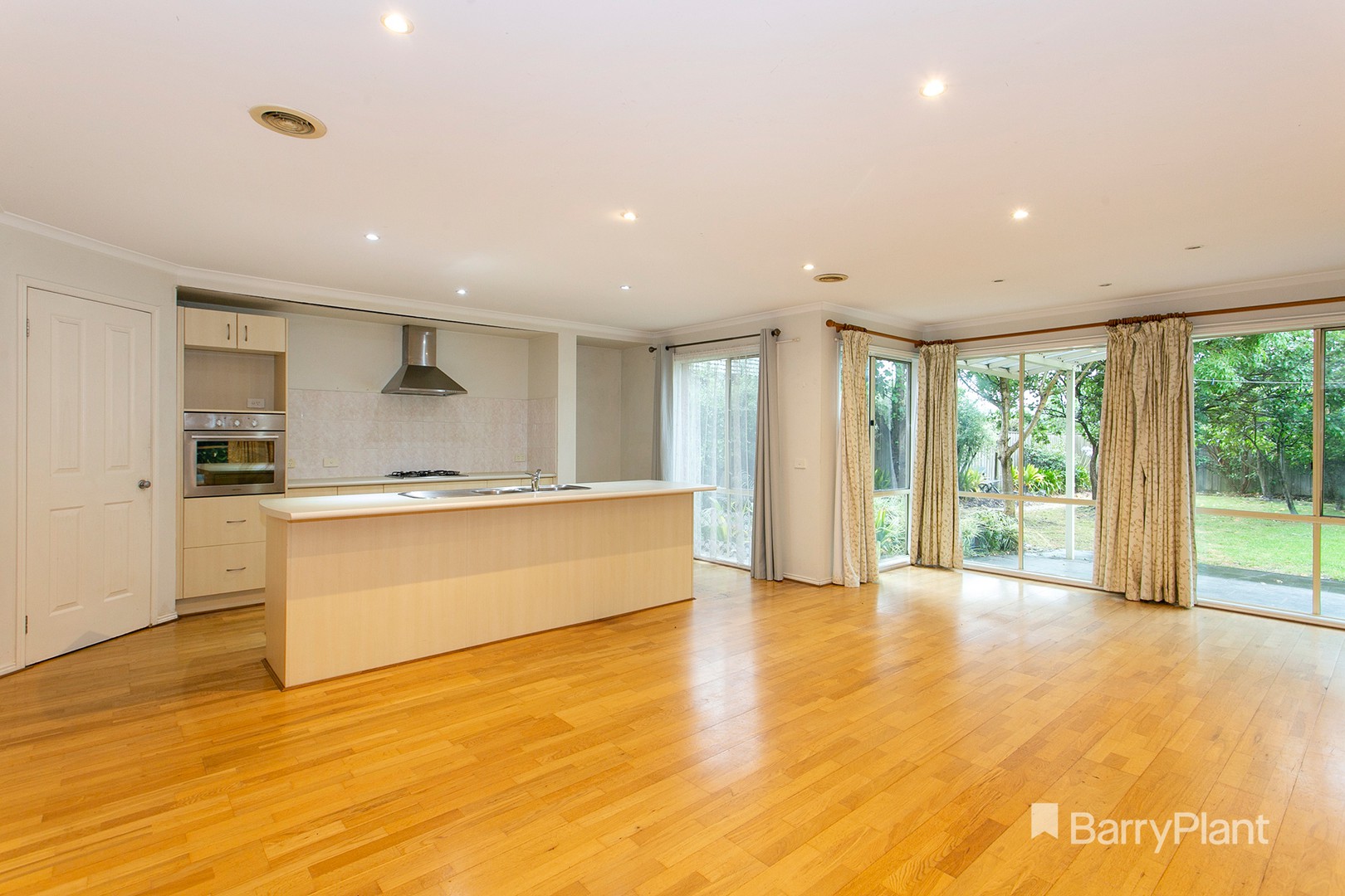 24 Hillgrove Crescent, Berwick, VIC 3806, Berwick - Thumbnail 4