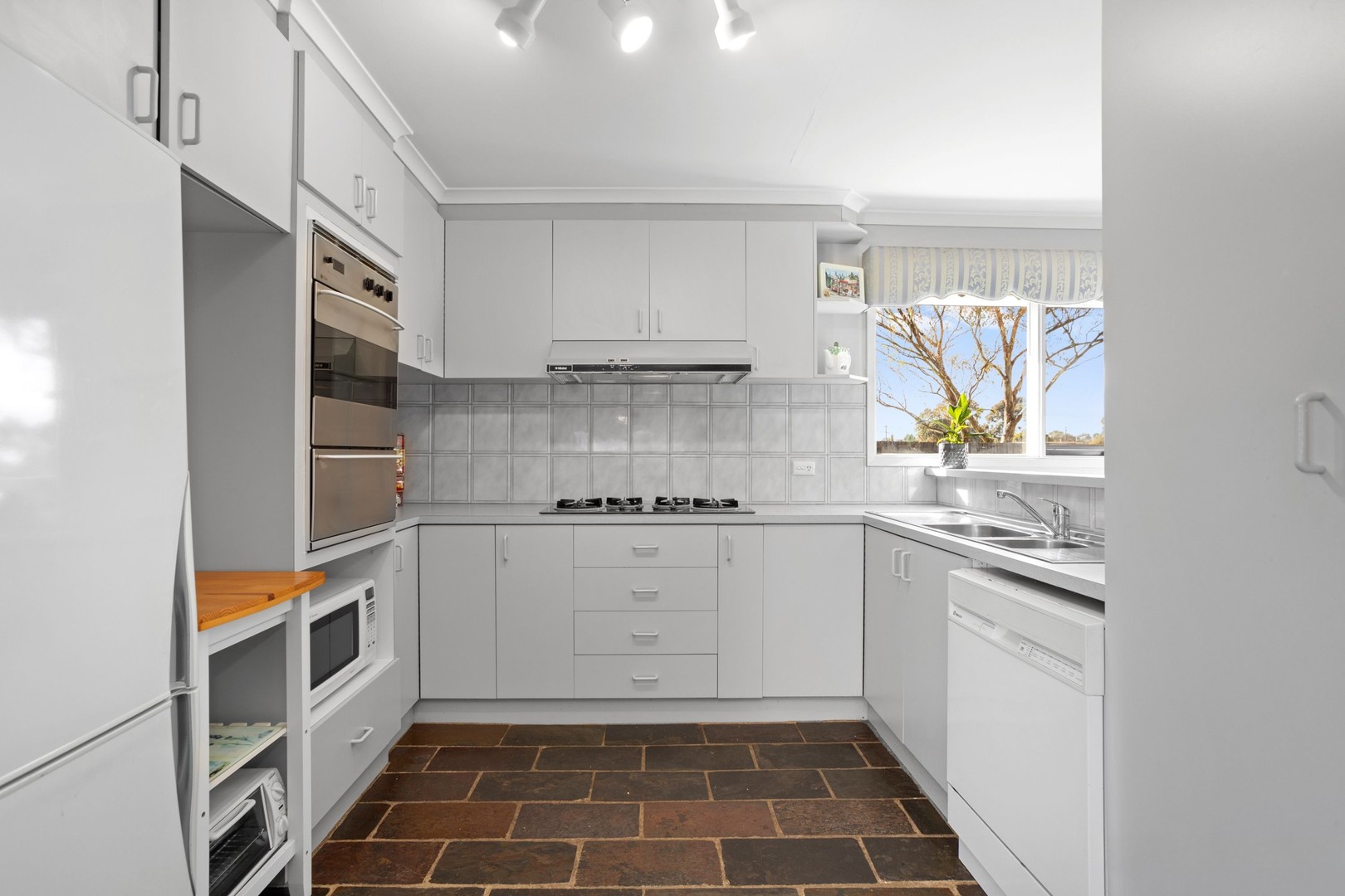 24 Savannah Crescent, Epping, VIC 3076 - Thumbnail 2 - 21/02/2025