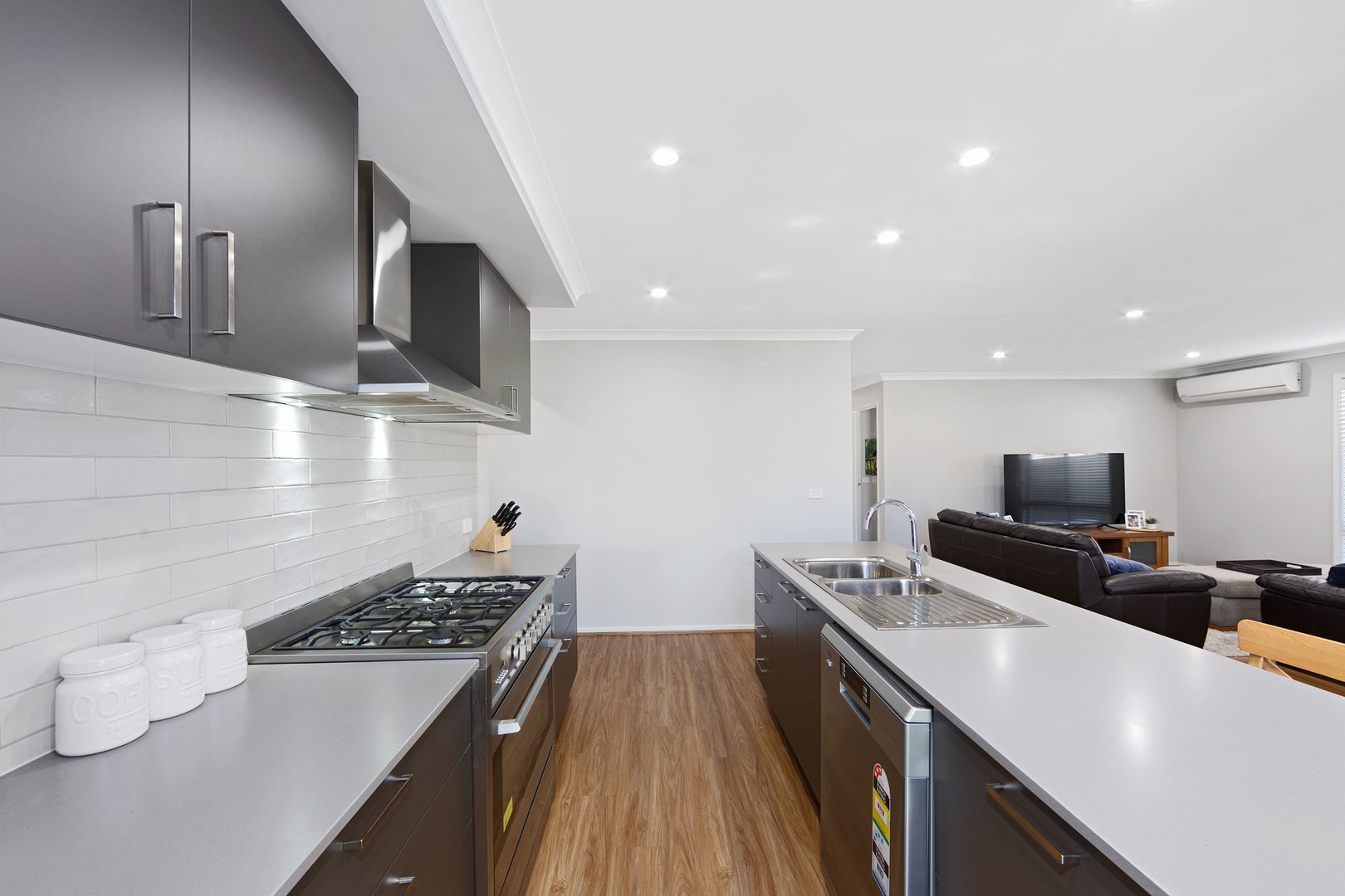 25 Brewster Drive, Kalkallo, VIC 3064 - Thumbnail 2 - 25/01/2023