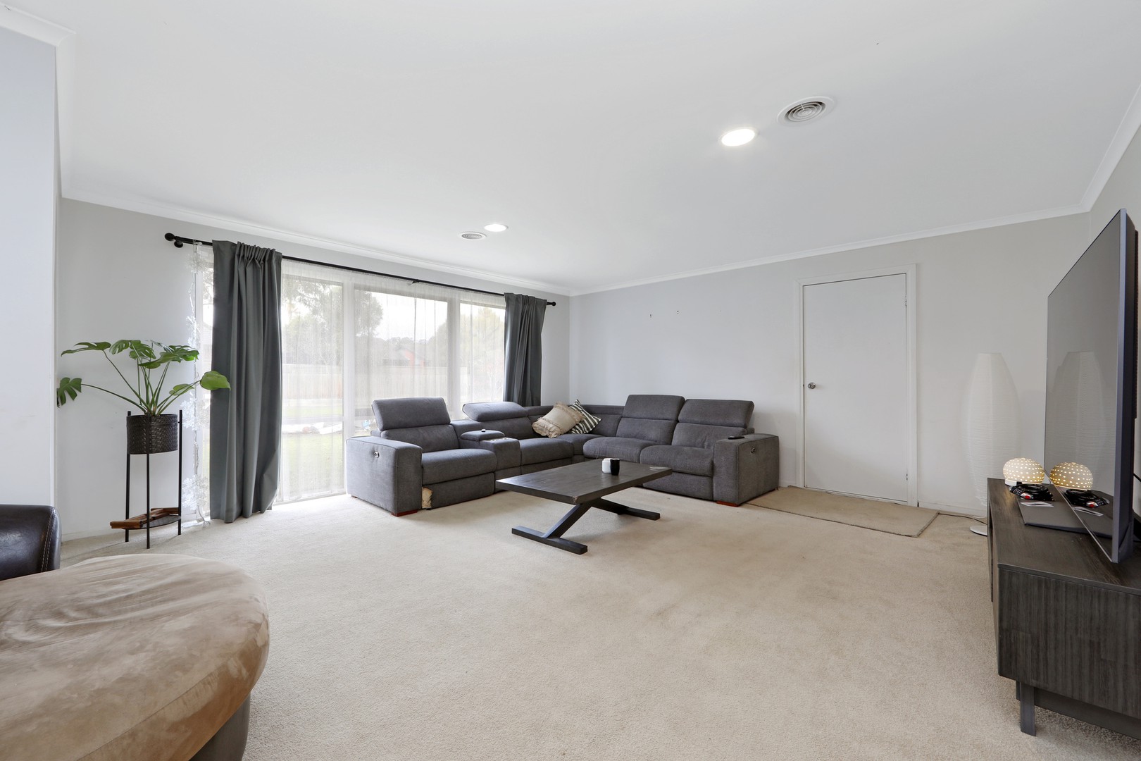 25 Pinehill Drive, Rowville, VIC 3178, Rowville - Thumbnail 2