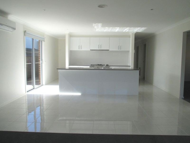 26 Hazelnut Boulevard, Berwick, VIC 3806, Berwick - Thumbnail 4