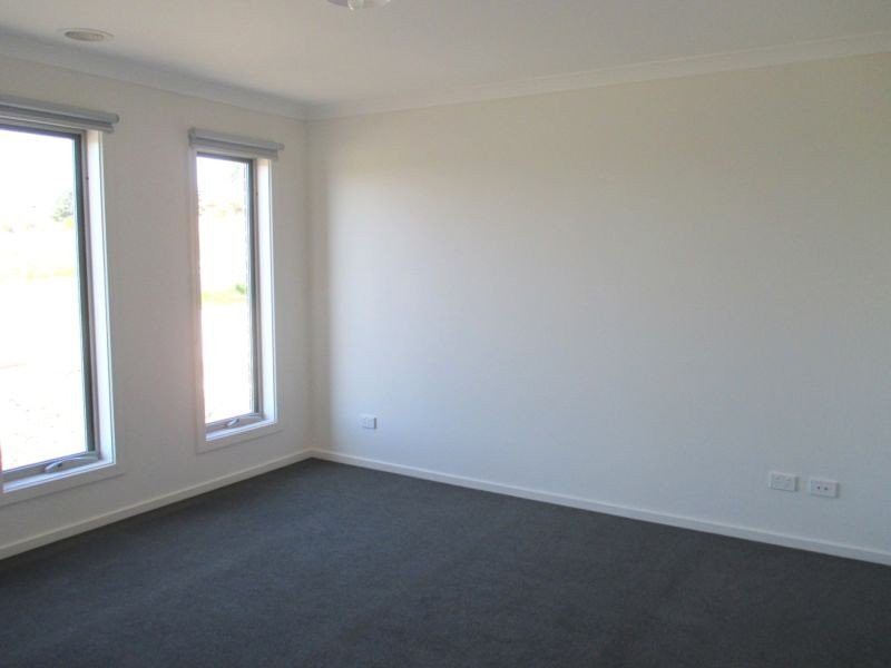 26 Hazelnut Boulevard, Berwick, VIC 3806, Berwick - Thumbnail 7