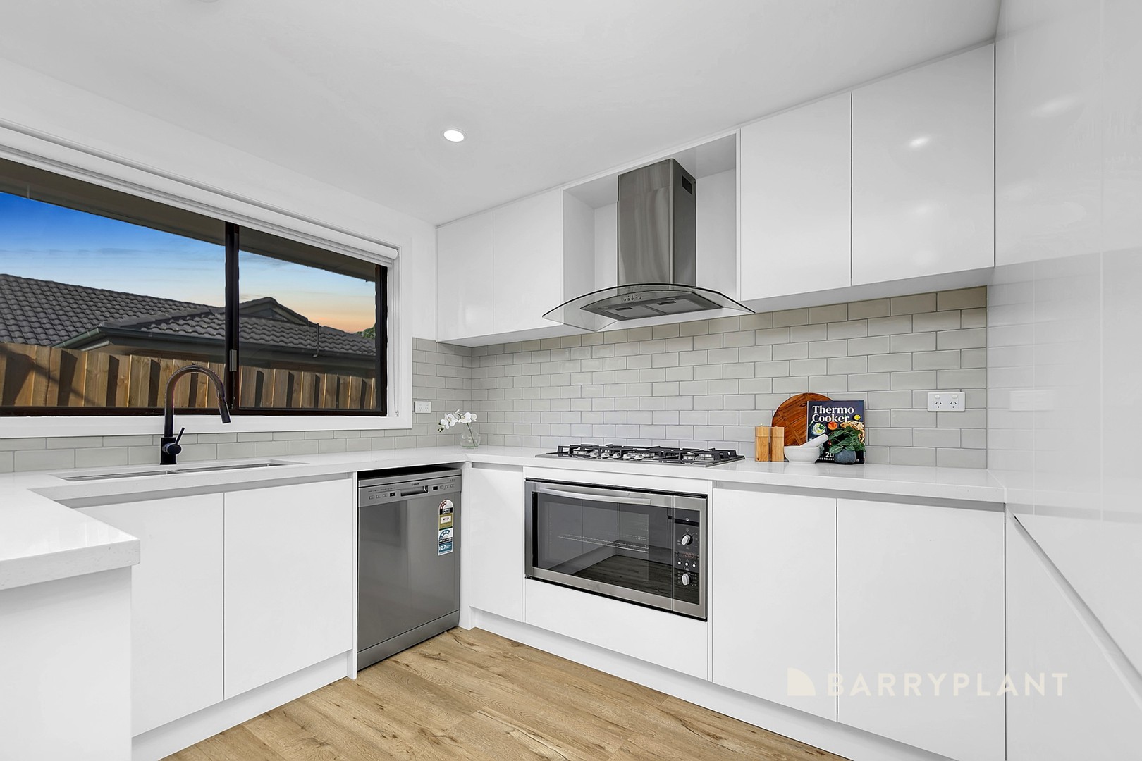 27 Coventry Crescent, Mill Park, VIC 3082, Mill Park - Thumbnail 3