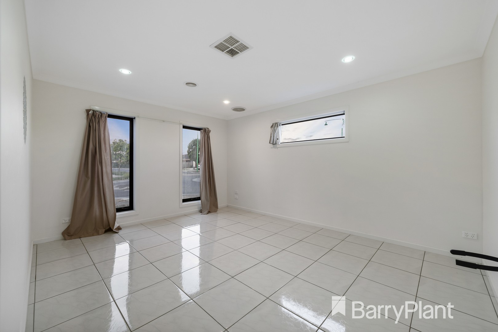 27 Evadene Drive, Tarneit, VIC 3029 - Thumbnail 2 - 27/01/2022