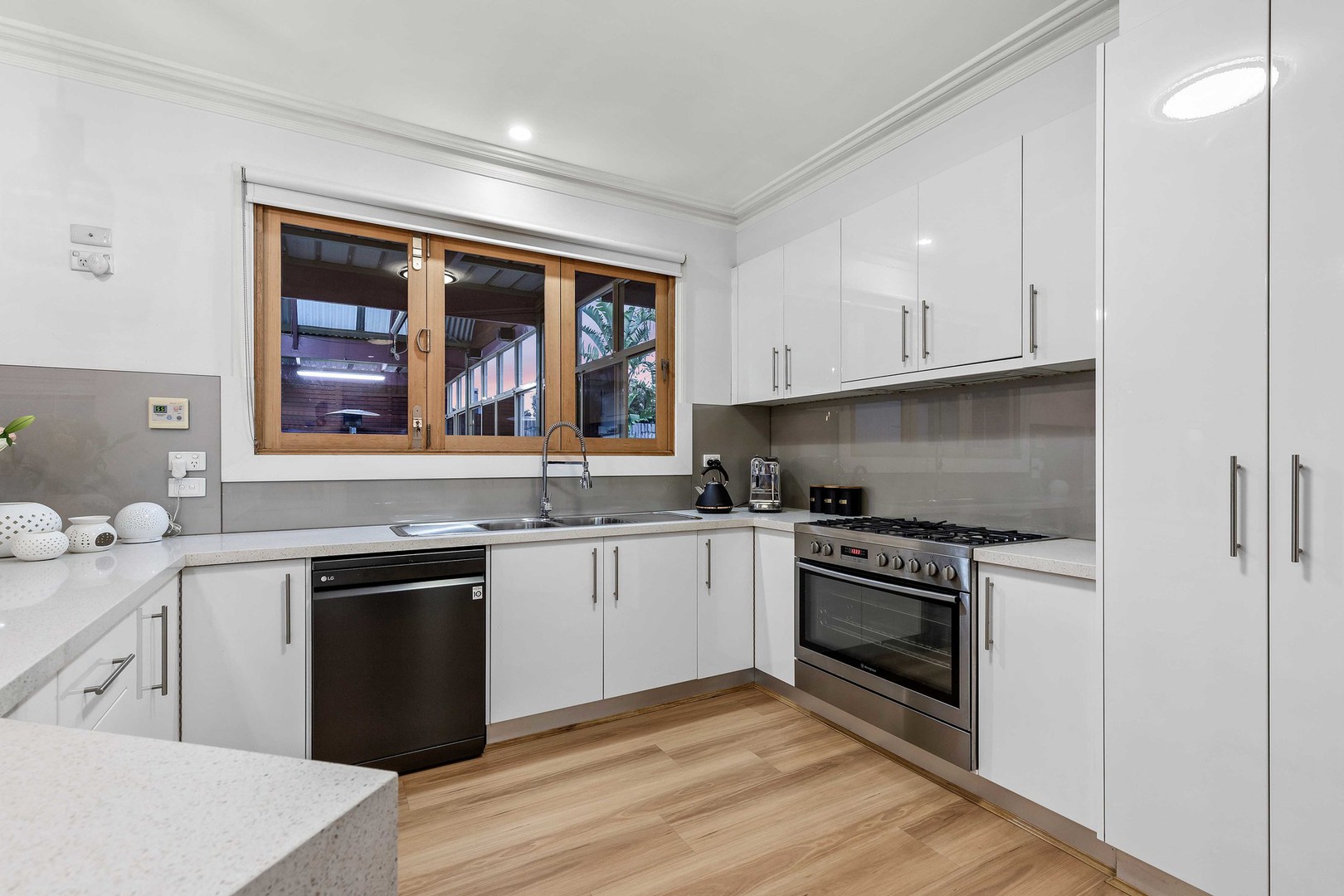 27 Hillcrest Drive, Hillside, VIC 3037, Hillside - Thumbnail 6