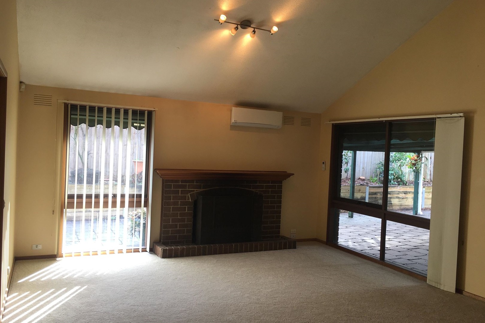 27 Landsdale Crescent, Wantirna South, VIC 3152 - Thumbnail 1 - 03/12/2021