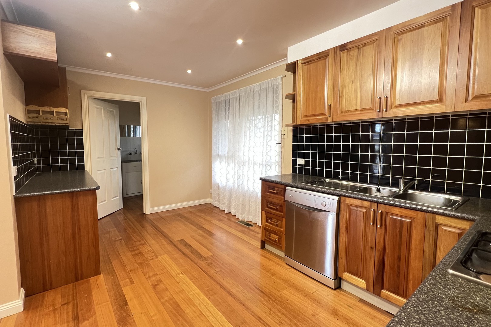 27 Lynne Street, Lalor, VIC 3075, Lalor - Thumbnail 3