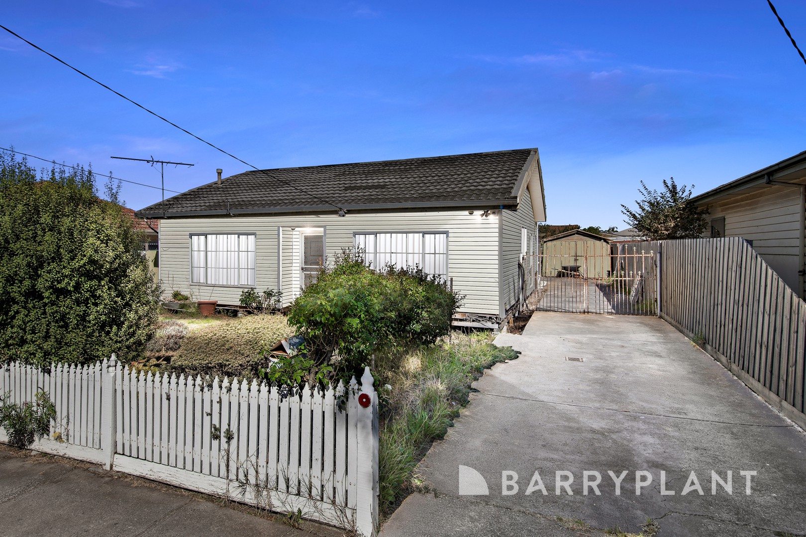 27 Oberon Avenue, St Albans, VIC 3021 - Thumbnail 1 - 12/02/2025
