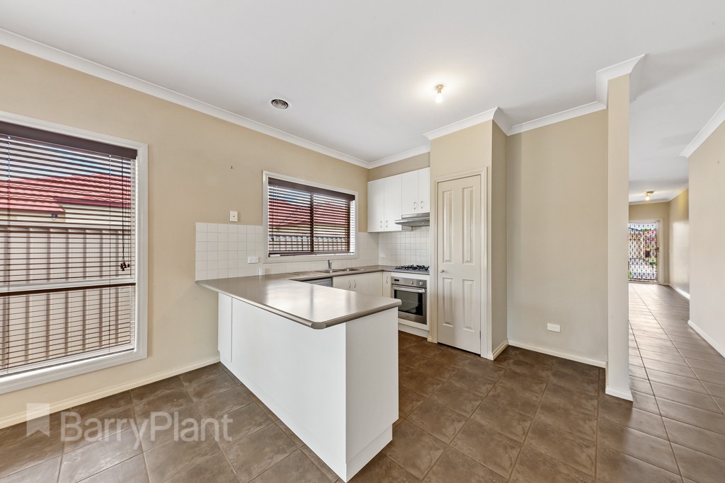 28 Barringo Way, Caroline Springs, VIC 3023 - Thumbnail 2 - 20/12/2021
