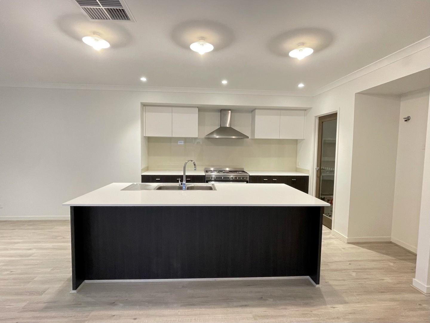 28 Beatrix Street, Point Cook, VIC 3030, Point Cook - Thumbnail 3
