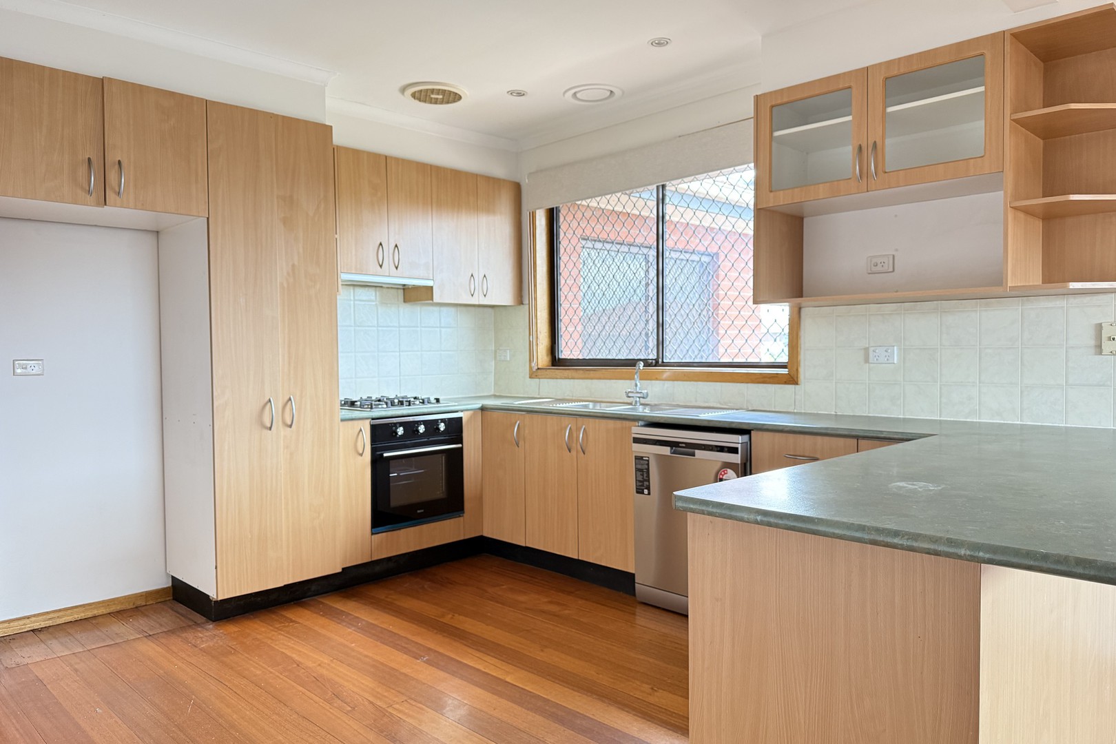 28 Bendigo Crescent, Thomastown, VIC 3074, Thomastown - Thumbnail 2