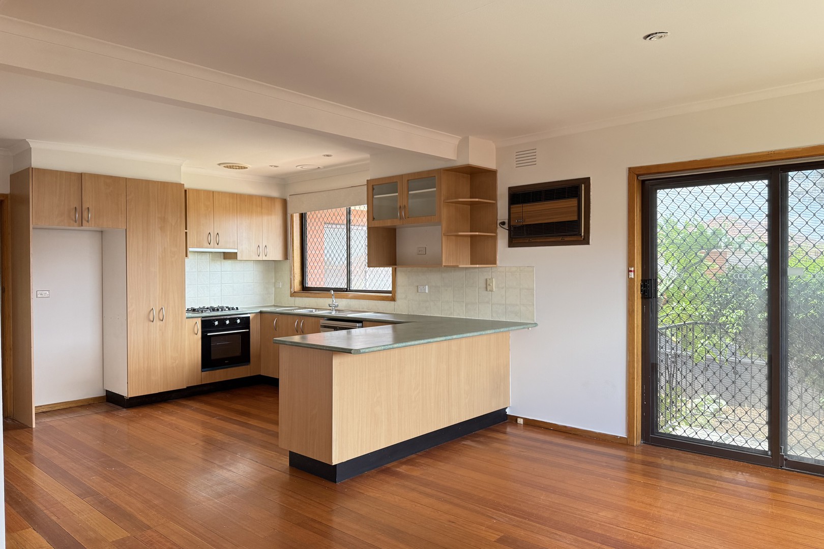 28 Bendigo Crescent, Thomastown, VIC 3074, Thomastown - Thumbnail 3