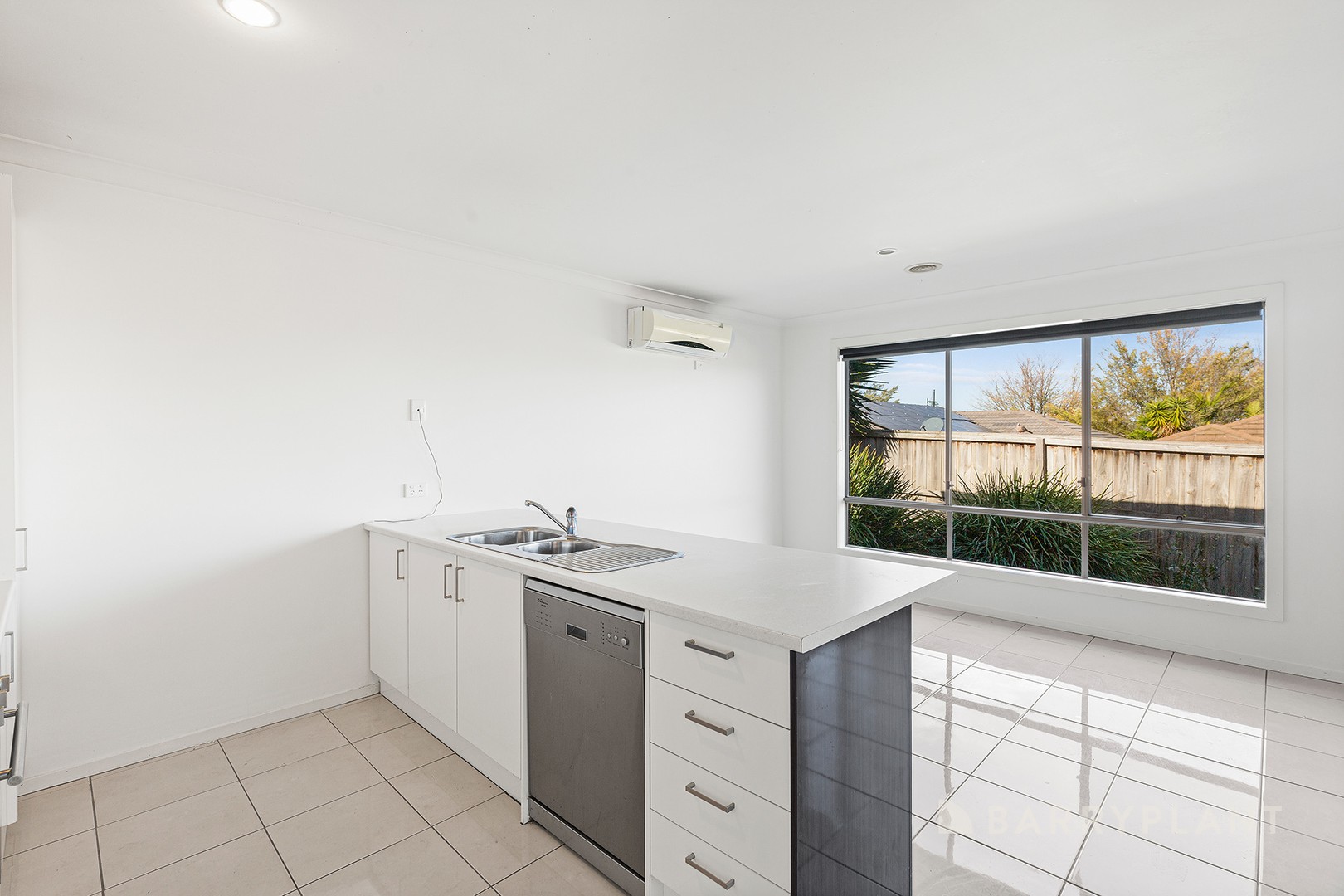 28 Cascade Way, Pakenham, VIC 3810 - Thumbnail 2 - 28/05/2025