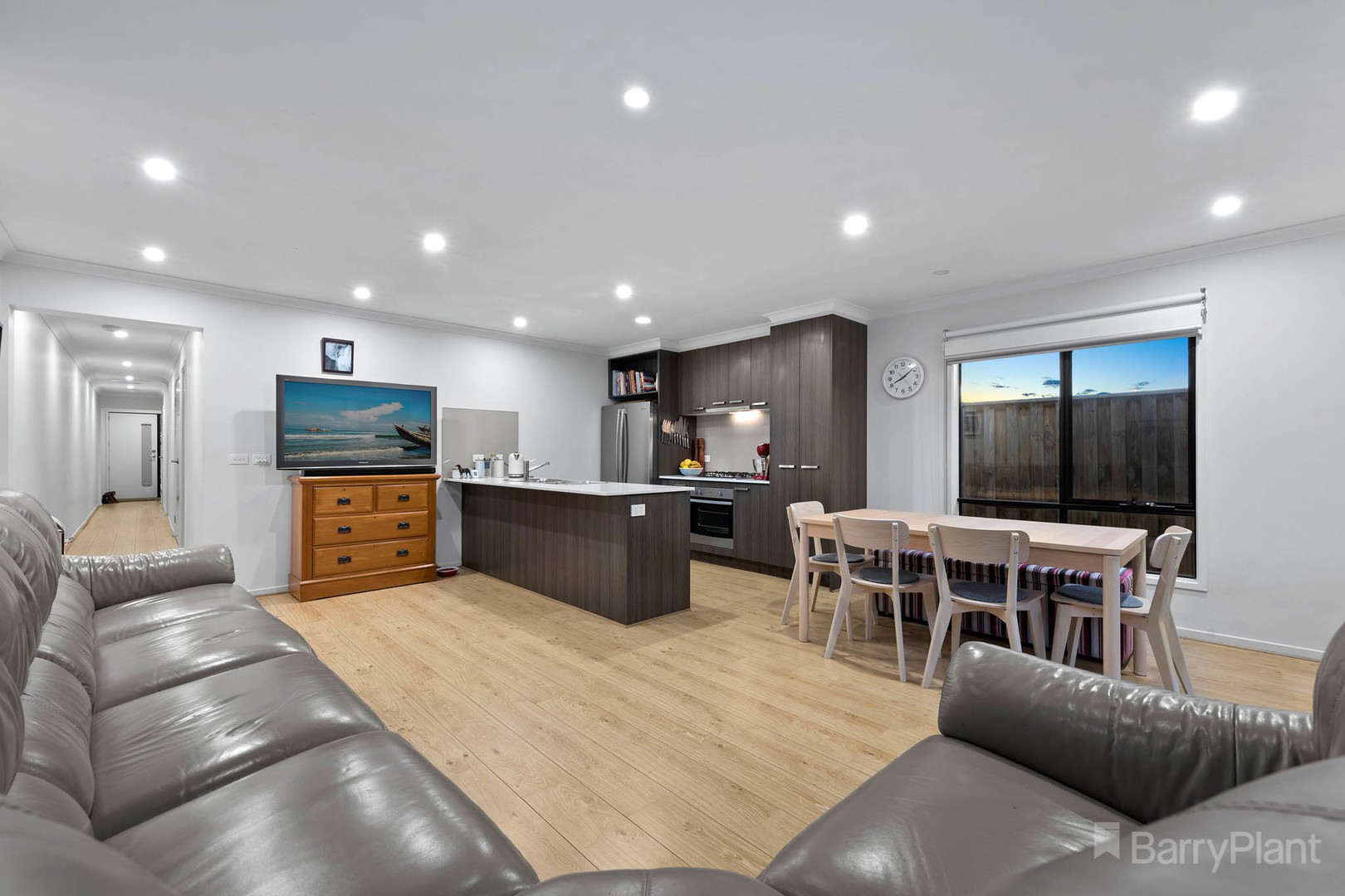 28 Lexington Crescent, Officer, VIC 3809 - Thumbnail 2 - 06/12/2021