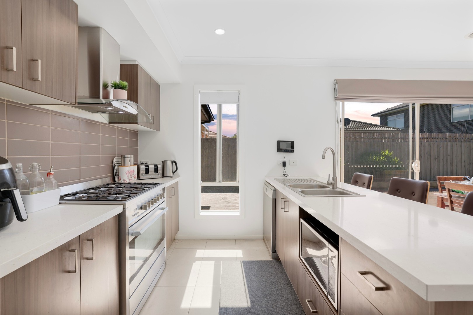 28 Pinnacle Way, Fraser Rise, VIC 3336 - Thumbnail 2 - 07/04/2025