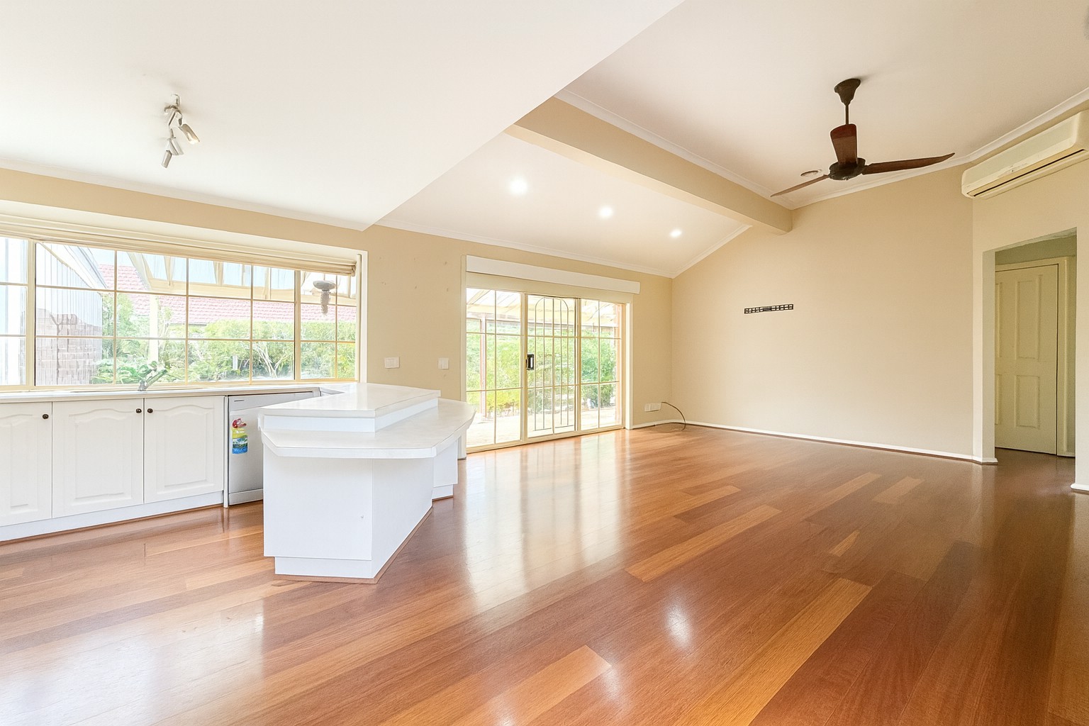 28 Thomas Place, Pakenham, VIC 3810 - Thumbnail 2 - 10/12/2025