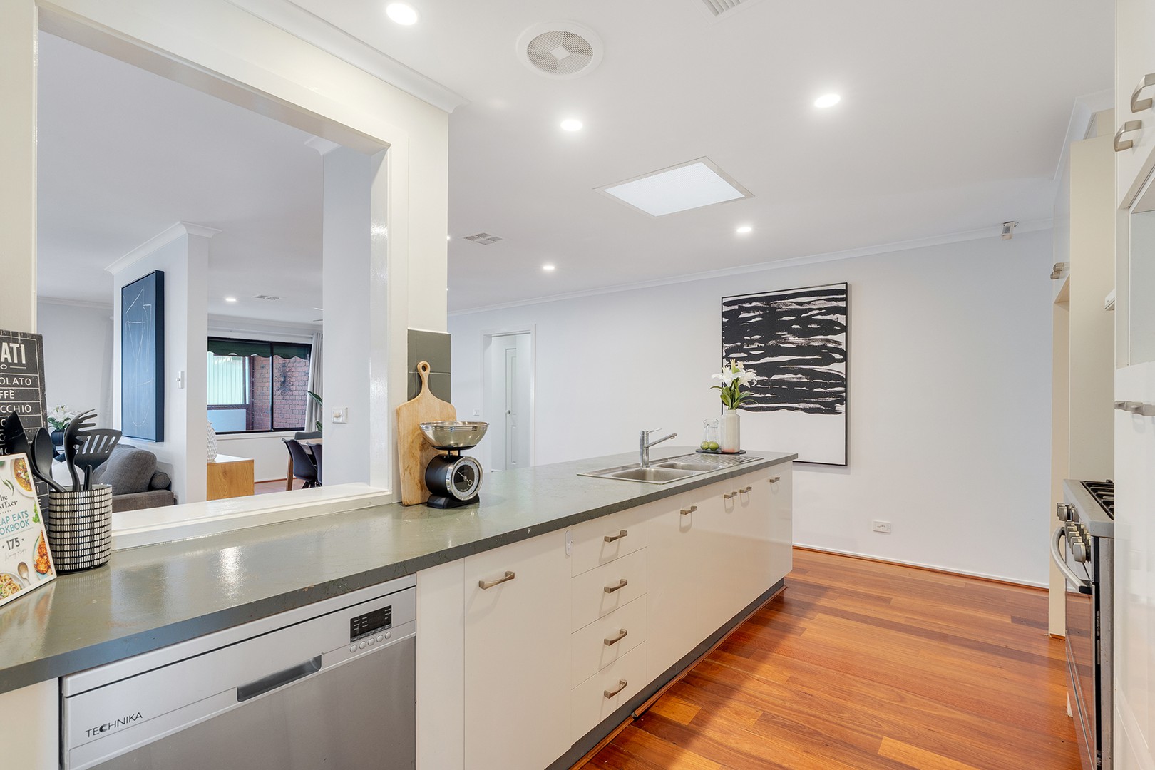 29 Beacon Hills Crescent, Craigieburn, VIC 3064, Craigieburn - Thumbnail 4