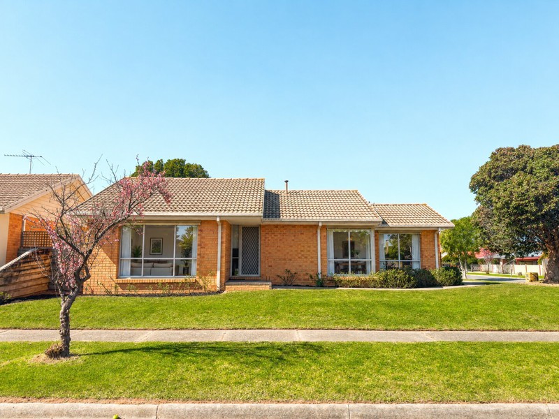 29 Collins Crescent, Berwick, VIC 3806 - Image - 16/09/2026