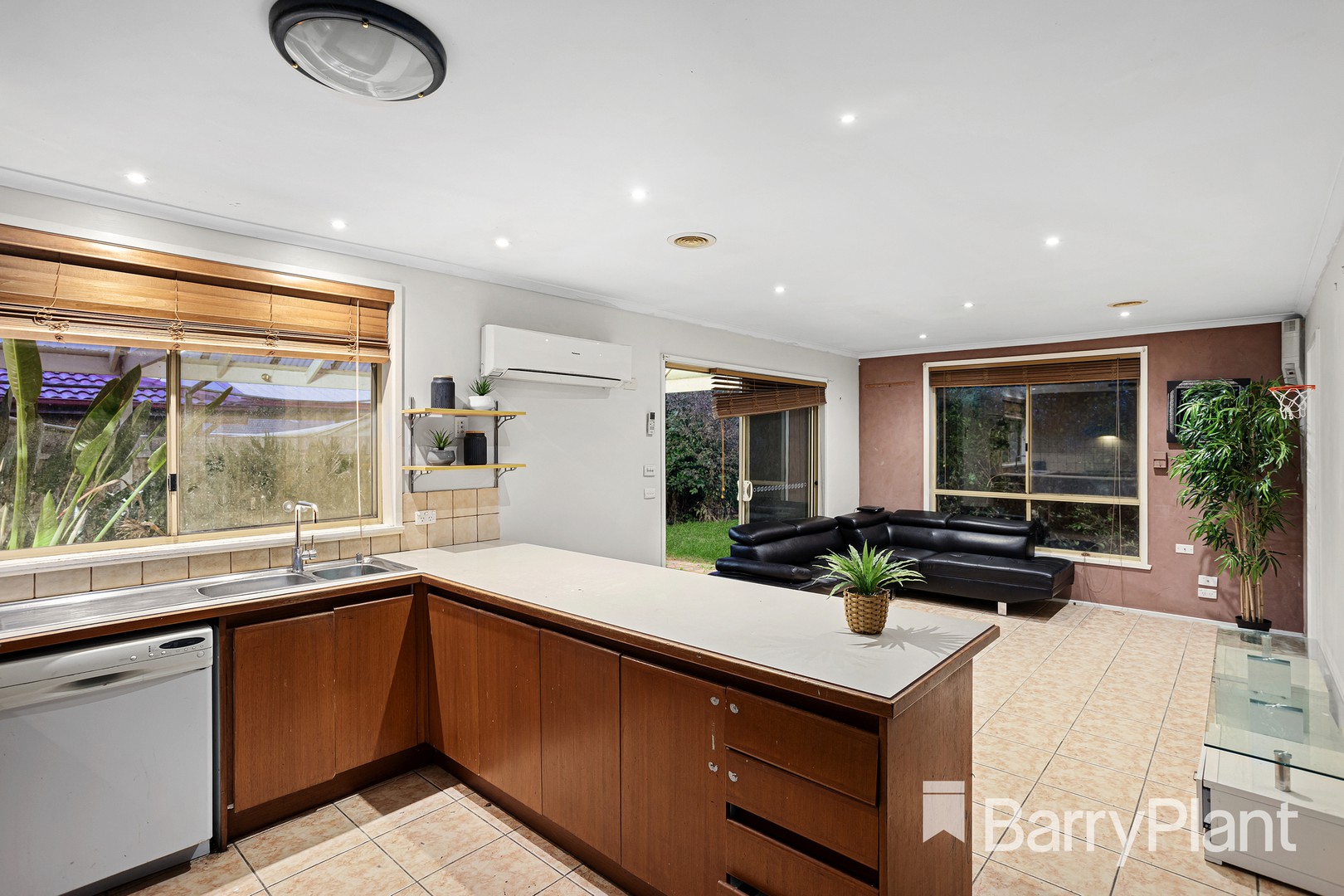 29 Meadow Glen Drive, Epping, VIC 3076, Epping - Thumbnail 3