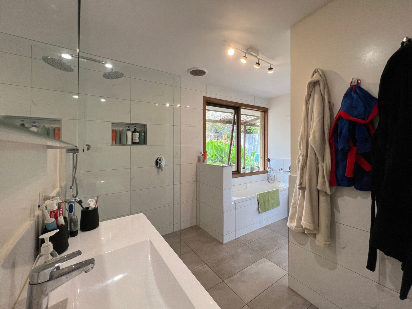 29 Springs St, Cockatoo, VIC 3781, Cockatoo - Thumbnail 2