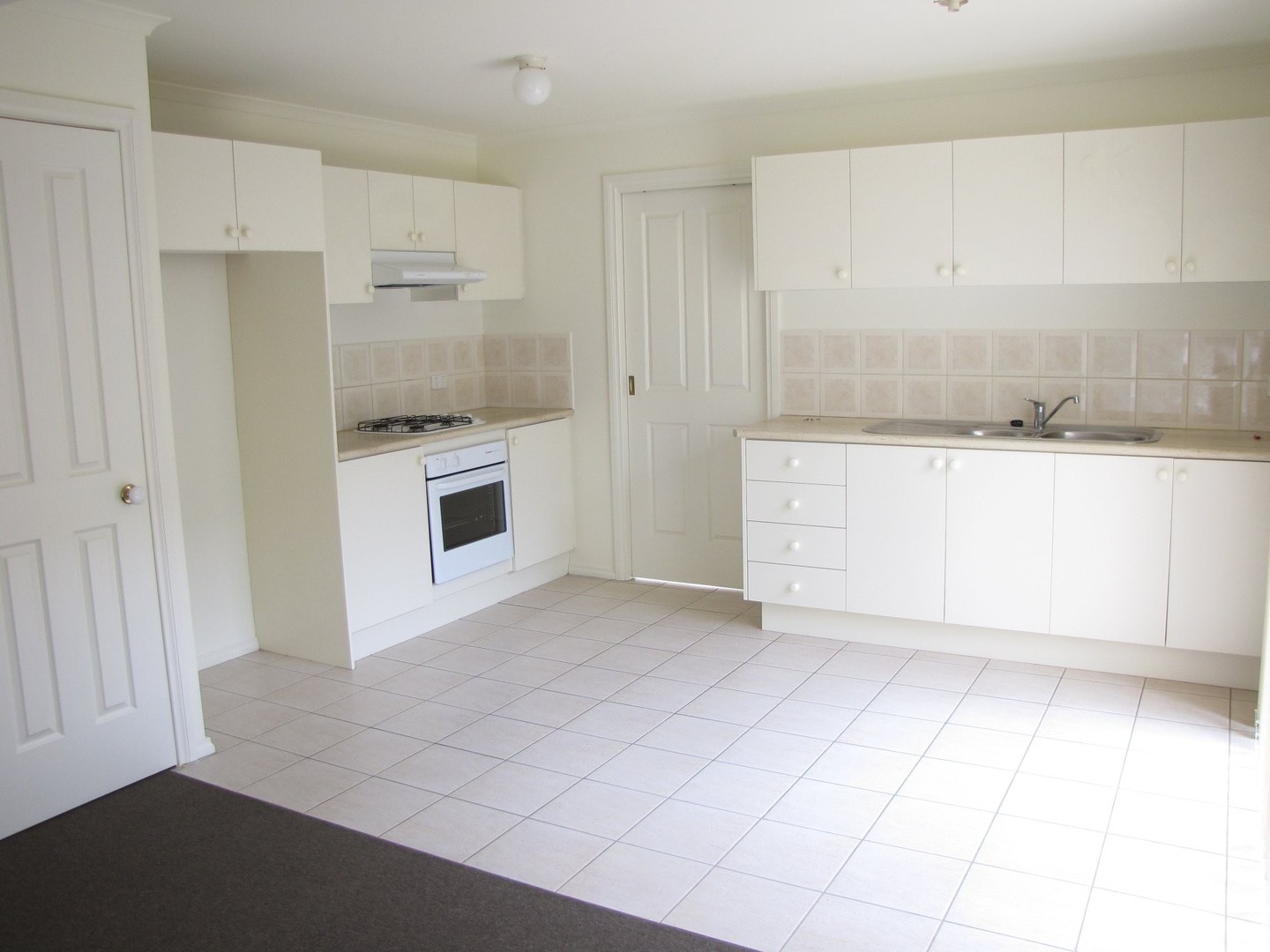 3/3 Calvin Crescent, Doncaster East, VIC 3109, Doncaster East - Thumbnail 2