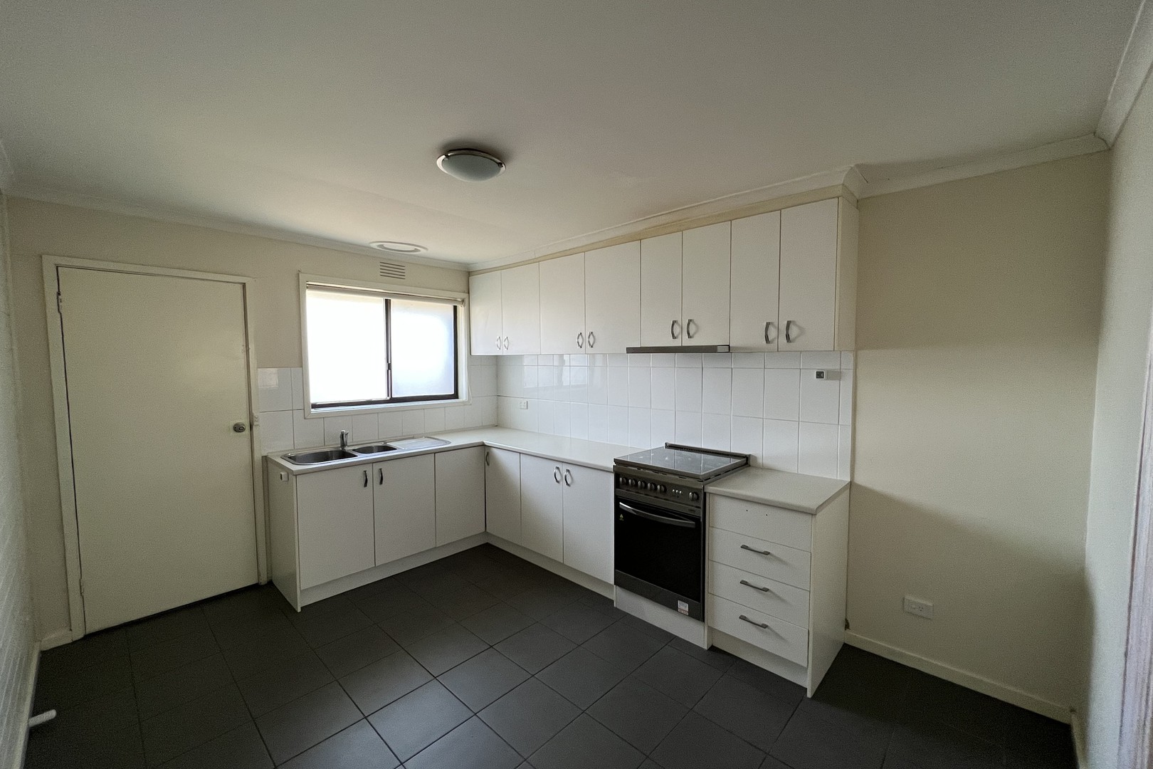 3/4 Walter Street, St Albans, VIC 3021 - Thumbnail 2 - 20/12/2021
