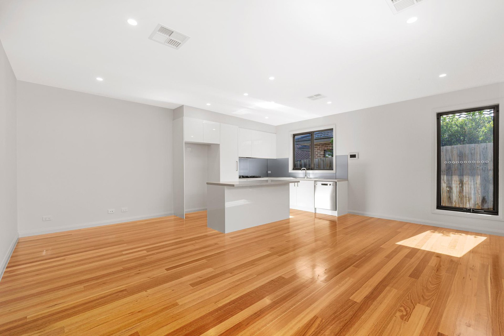 3/61 Renshaw Street, Doncaster East, VIC 3109 - Thumbnail 2 - 10/11/2021