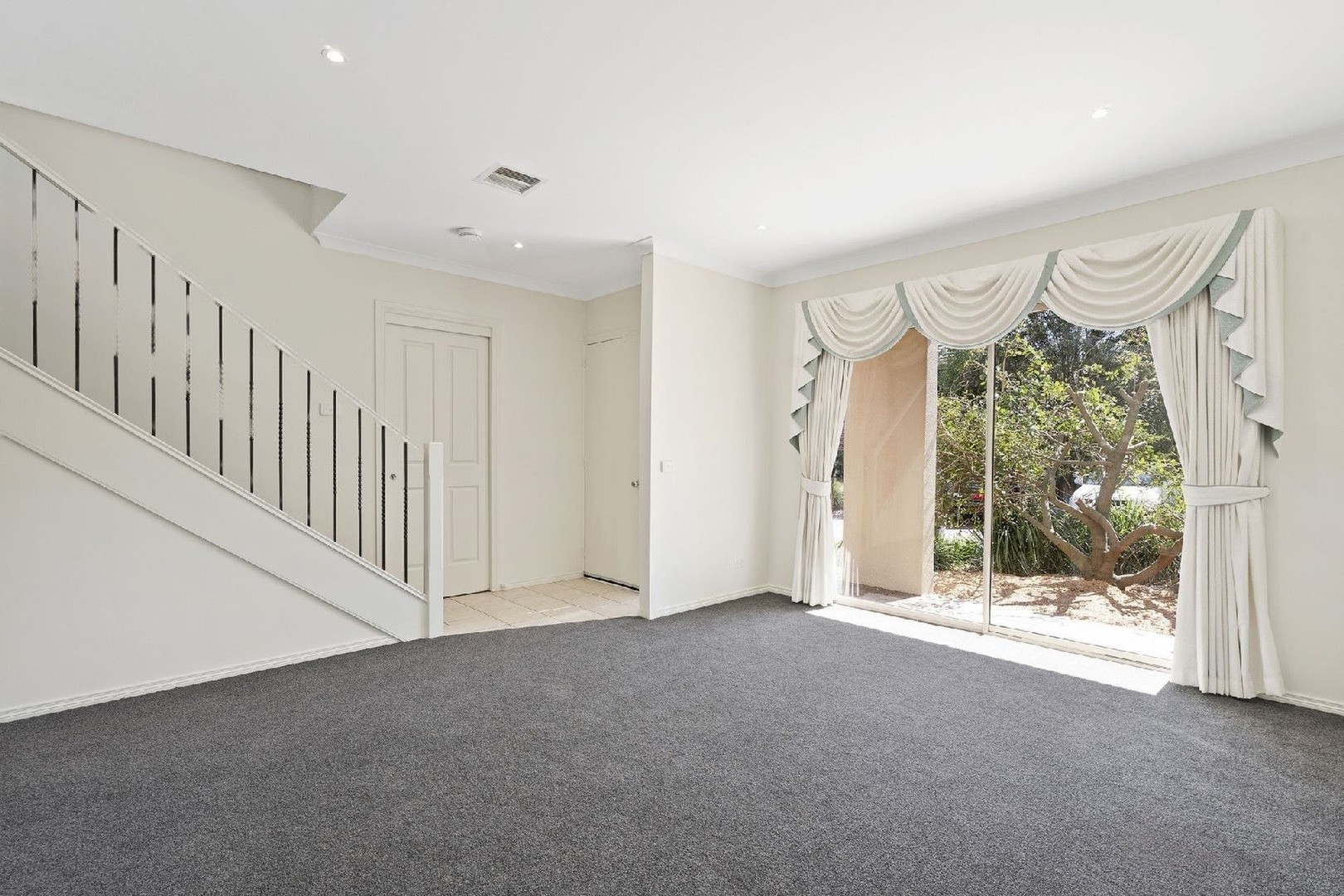 3 Longleaf Grove, Mitcham, VIC 3132, Mitcham - Thumbnail 2