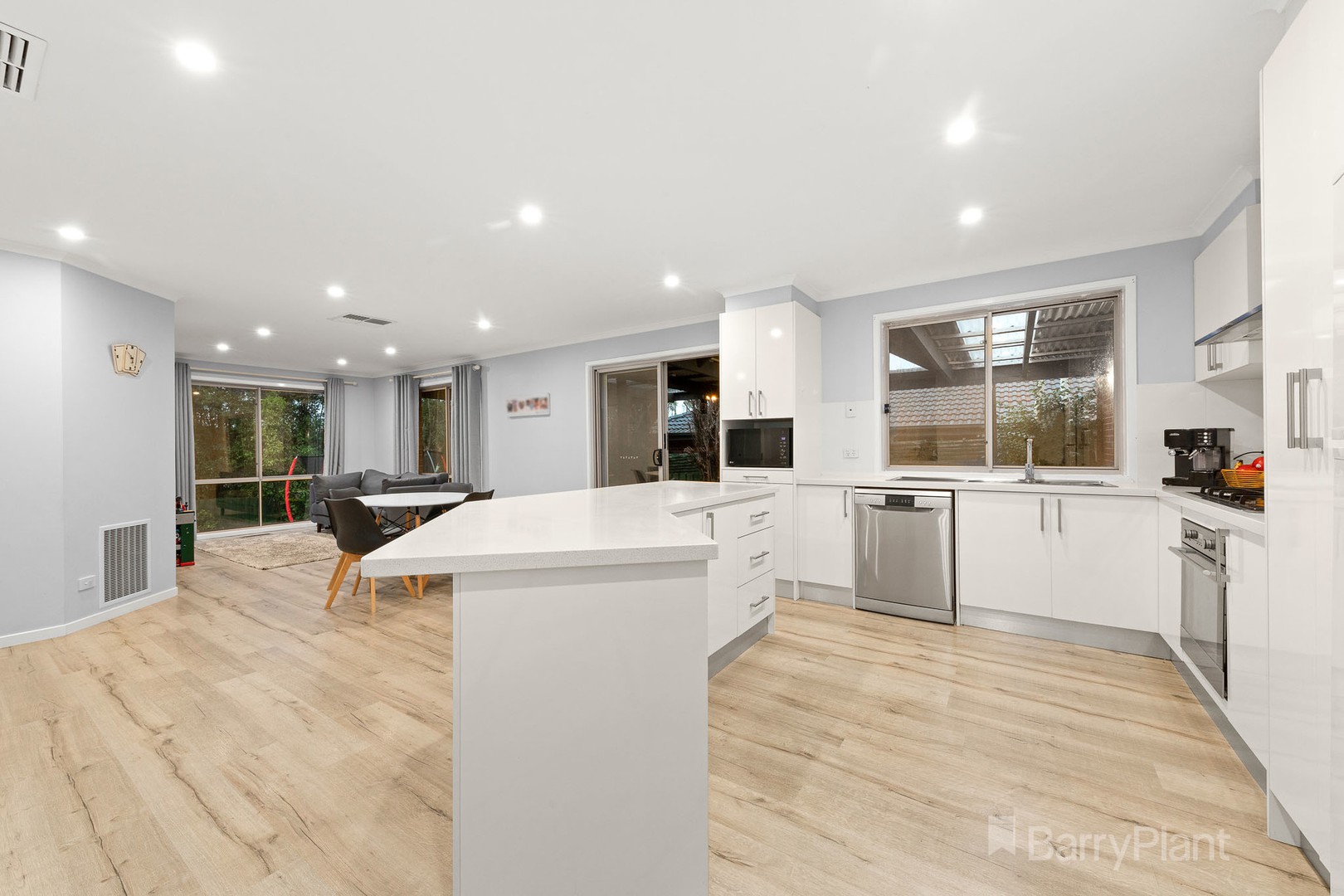 30 Deanswood Way, Narre Warren, VIC 3805, Narre Warren - Thumbnail 3