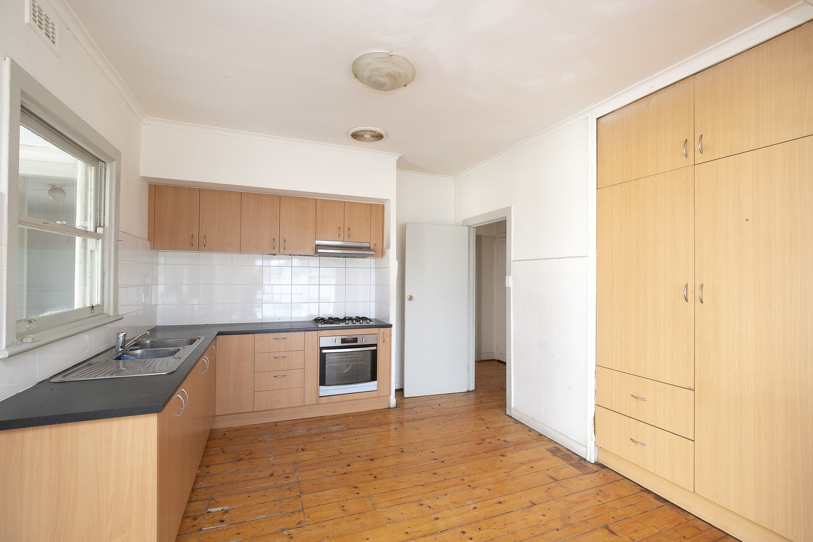 31 Hampshire Road, Sunshine, VIC 3020, Sunshine - Thumbnail 2