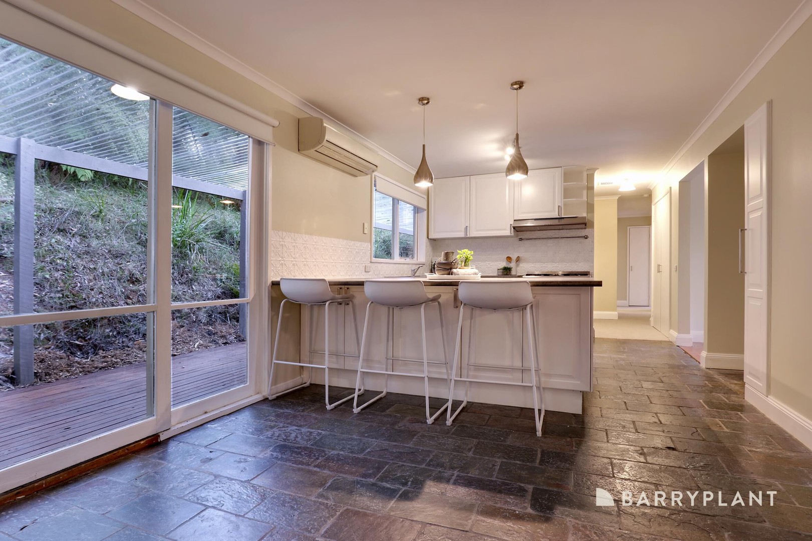 31 Seaview Road, Cockatoo, VIC 3781, Cockatoo - Thumbnail 2