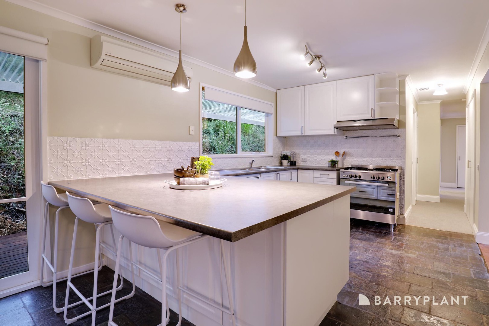 31 Seaview Road, Cockatoo, VIC 3781, Cockatoo - Thumbnail 3