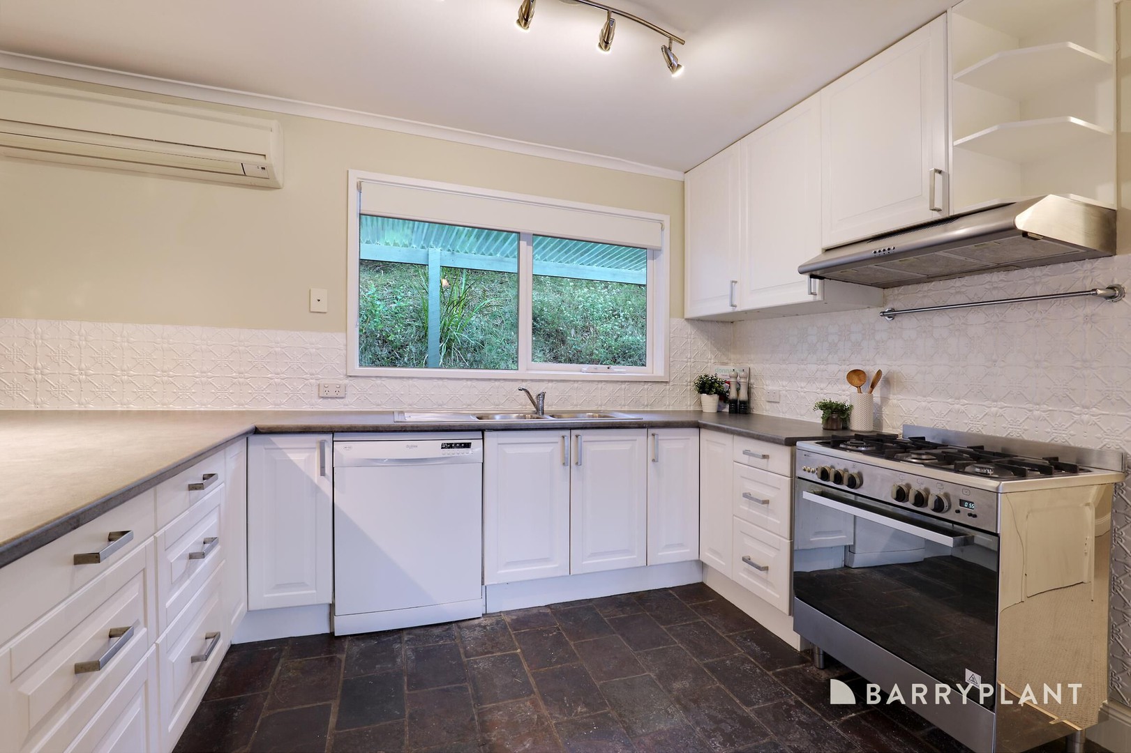 31 Seaview Road, Cockatoo, VIC 3781, Cockatoo - Thumbnail 4