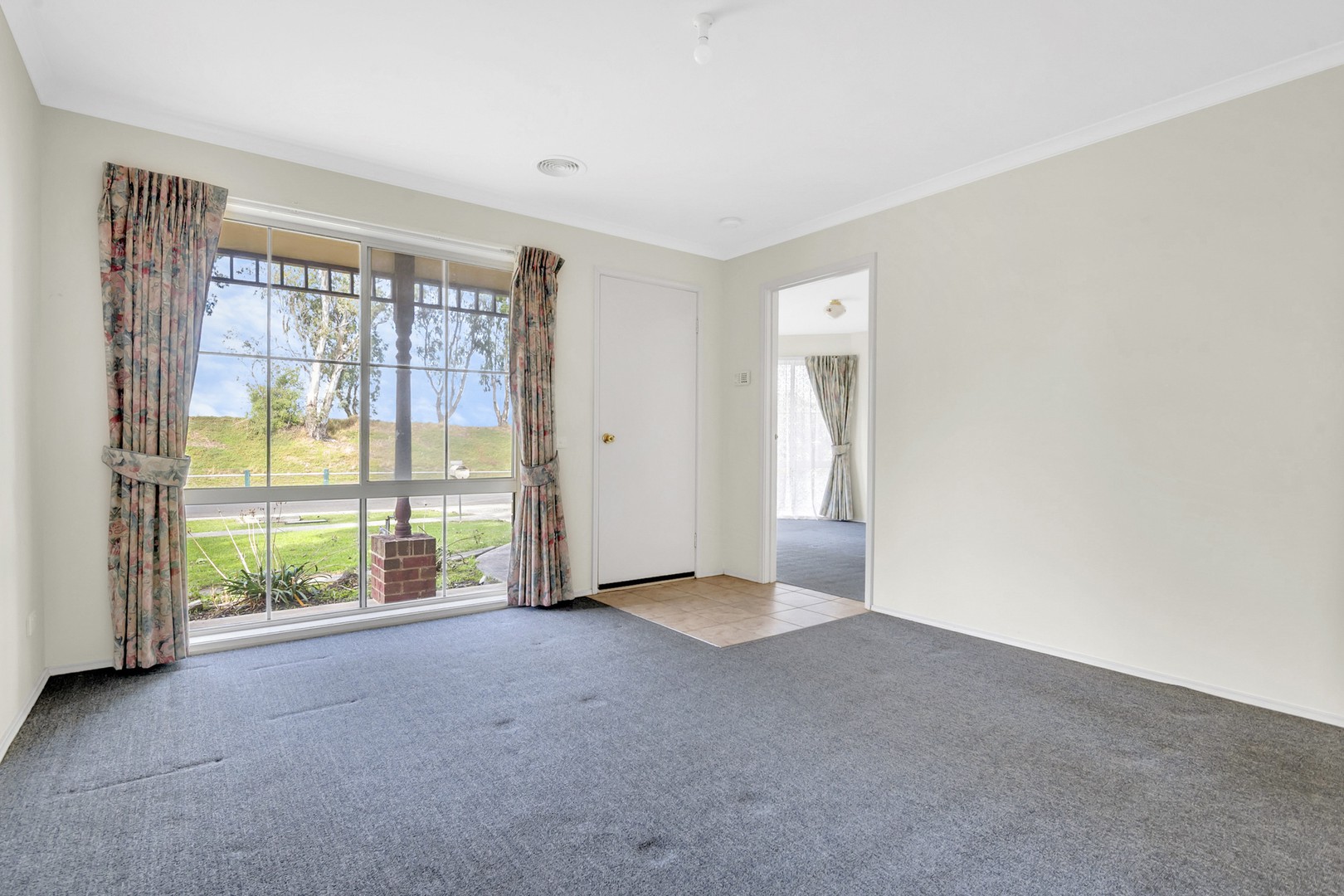 31 Volantis Crescent, Roxburgh Park, VIC 3064, Roxburgh Park - Thumbnail 2