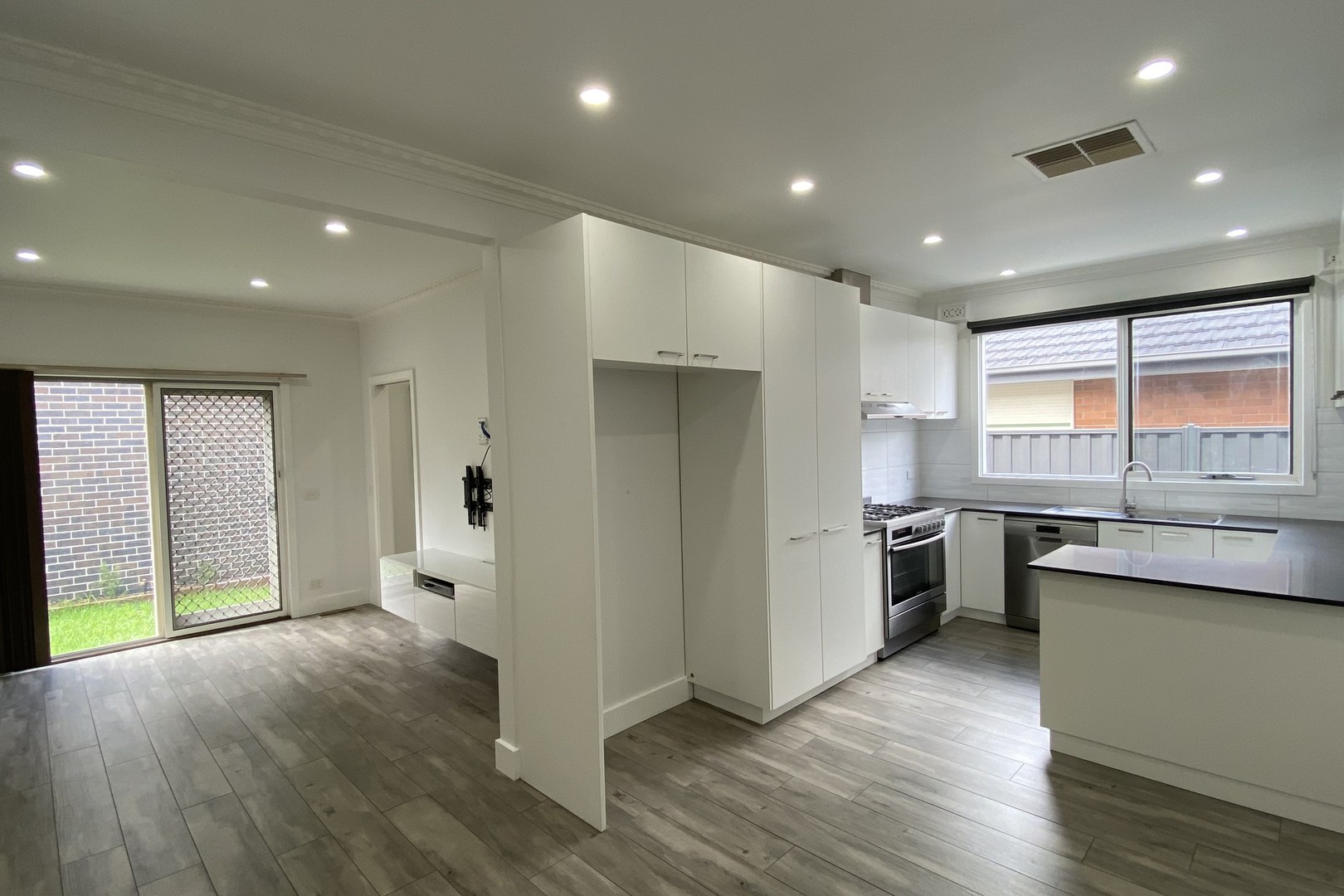 32 Banbury Road, Reservoir, VIC 3073 - Thumbnail 2 - 08/03/2022