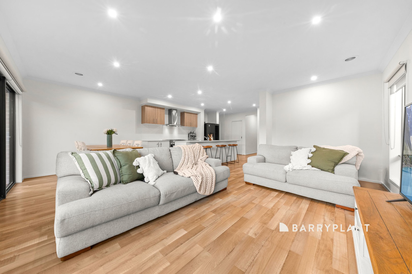 32 Carlyle Crescent, Clyde North, VIC 3978, Clyde North - Thumbnail 5