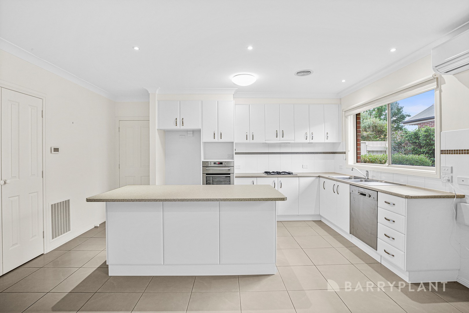 32 Clifford Drive, Drouin, VIC 3818 - Thumbnail 2 - 24/02/2026