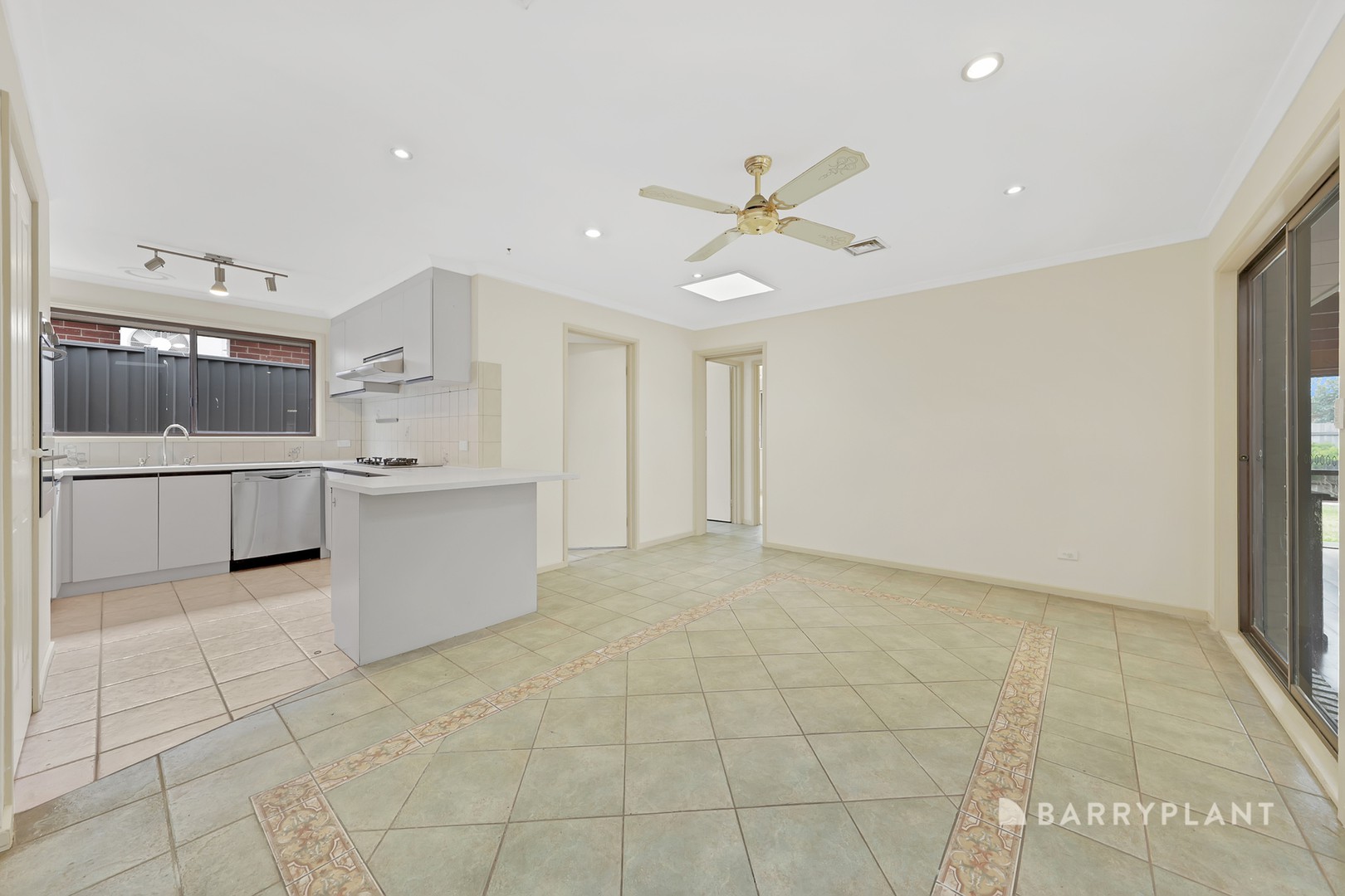 32 Kingston Town Crescent, Mill Park, VIC 3082, Mill Park - Thumbnail 4