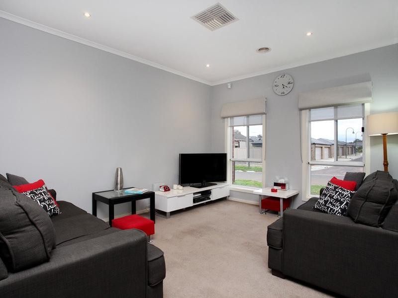 32 Lakewood Boulevard, Melton, VIC 3337, Melton - Thumbnail 2