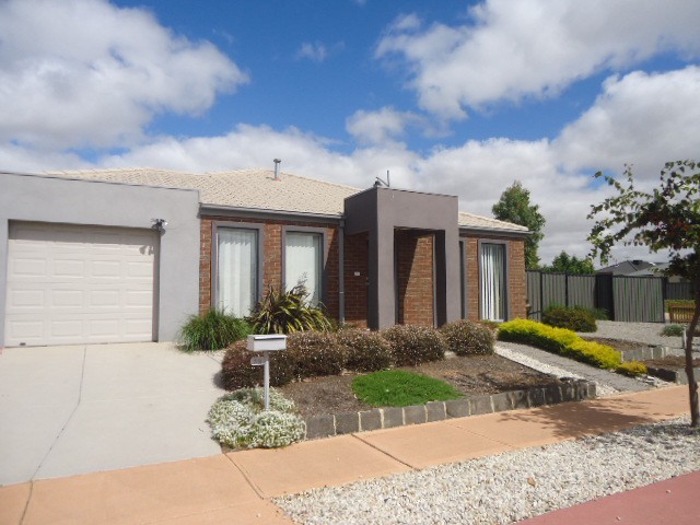 32 Lindsay Gardens, Point Cook, VIC 3030, Point Cook - Thumbnail 2
