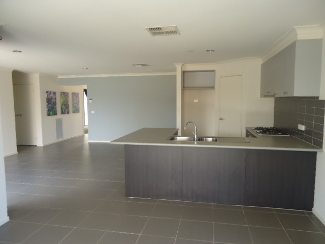32 Lindsay Gardens, Point Cook, VIC 3030, Point Cook - Thumbnail 4