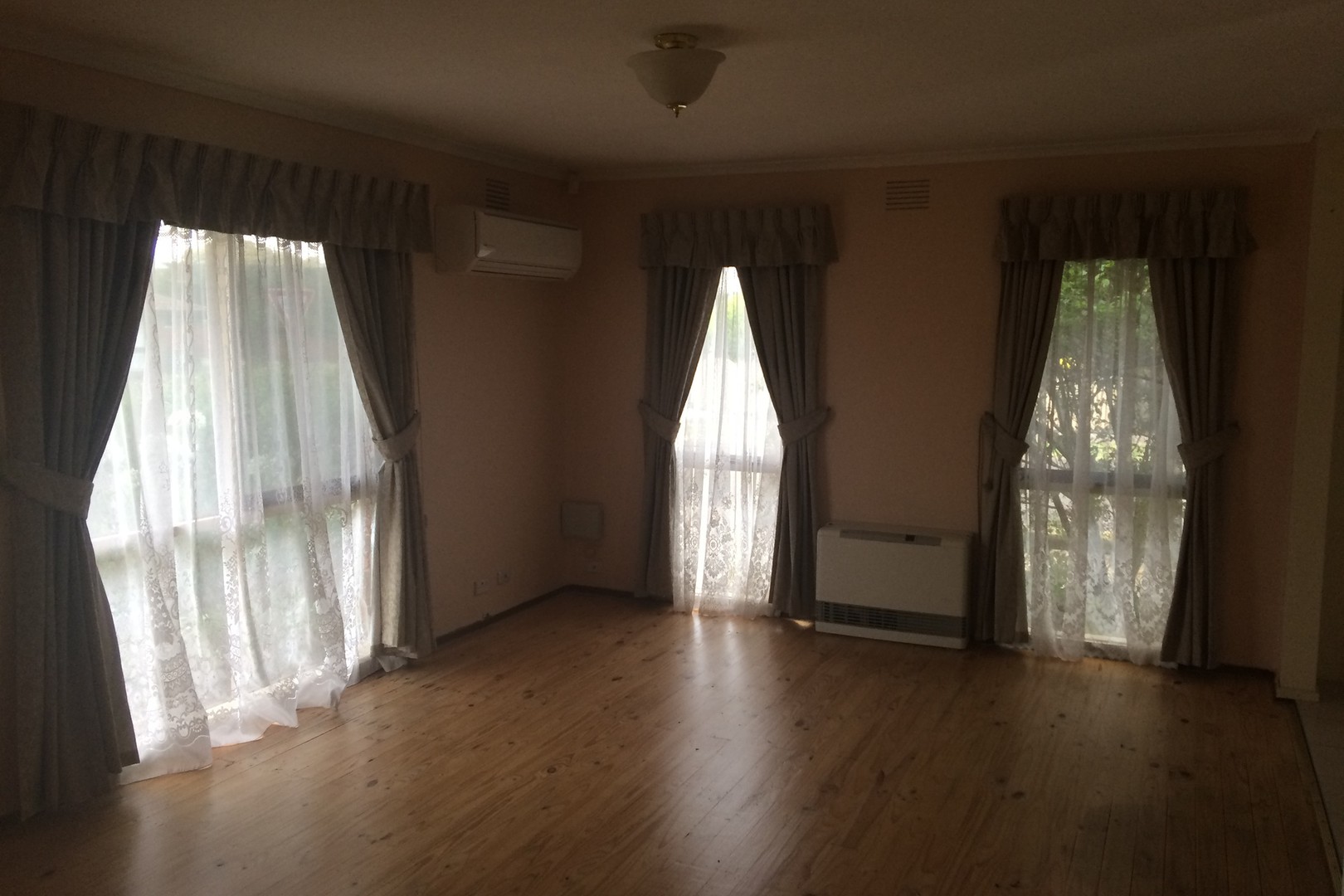 32 Oldershaw Road, Melton, VIC 3337 - Thumbnail 2 - 08/09/2025