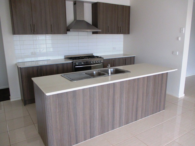 32 The Esplanade, Sanctuary Lakes, VIC 3030, Sanctuary Lakes - Thumbnail 5
